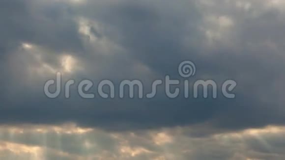 日落1080p时暗暴云与日射的时间推移电影视频的预览图
