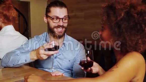 在酒吧结识黑人女孩的时髦男人他们喝酒大笑视频的预览图