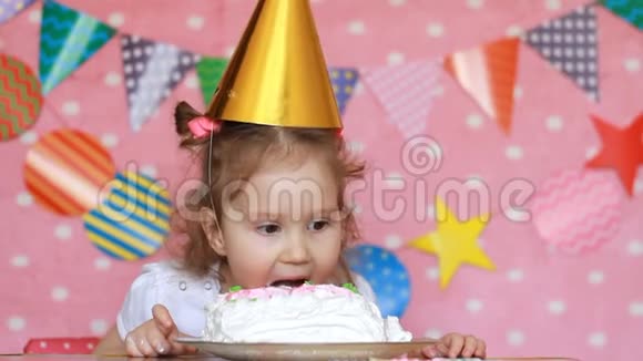 生日快乐的女孩在吃蛋糕视频的预览图