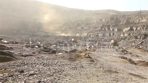 平台有爆炸孔露天铸造矿井爆破铁矿石采石场工作全景视频的预览图