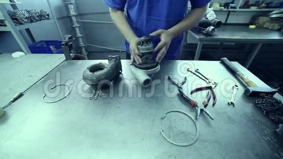 柴油机涡轮增压器隔离在白色上视频的预览图