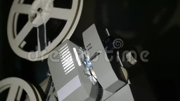 老式8毫米电影放映机和电影卷轴特写视频的预览图
