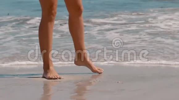 女人用脚摸沙子视频的预览图