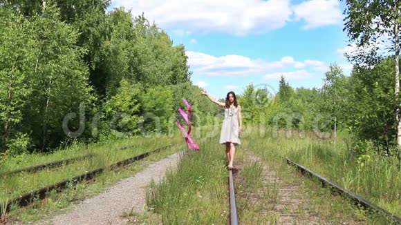 夏天的时候带着丝带的女孩上了旧火车视频的预览图