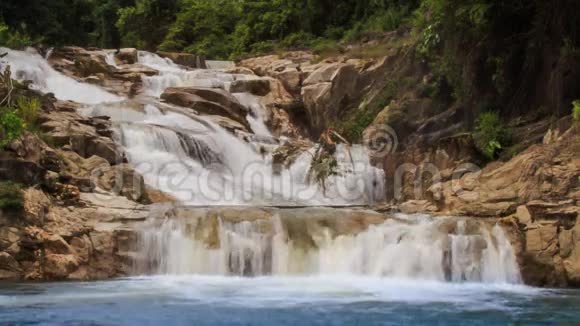 瀑布瀑布瀑布的正面近景视频的预览图