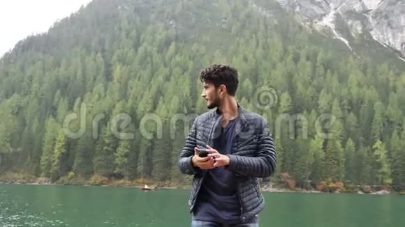 男人在湖边自拍视频的预览图