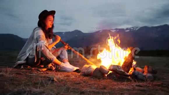 年轻的女孩和男人喝茶咖啡休息篝火背景视频的预览图
