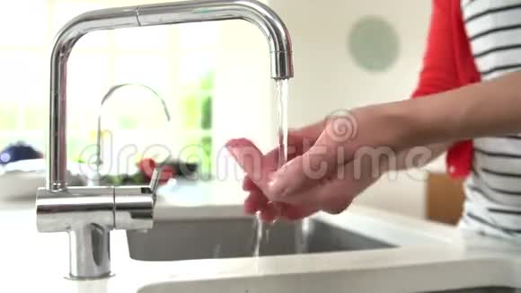 在厨房水槽里把女人洗手视频的预览图