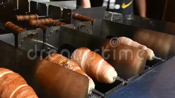 人们做面包和烤面包的布拉格风格叫特德尼克出售视频的预览图