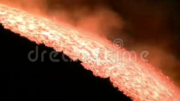意大利夜间火山埃特纳熔岩流视频的预览图