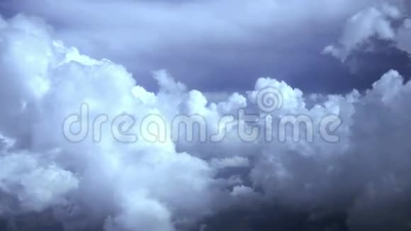 在云层中飞行的飞机视野视频的预览图