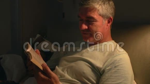 中老年夫妇在床上与男子读书视频的预览图