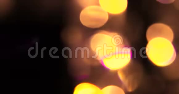 黑色背景上的圆形金光闪闪的流动祝贺新年快乐视频的预览图