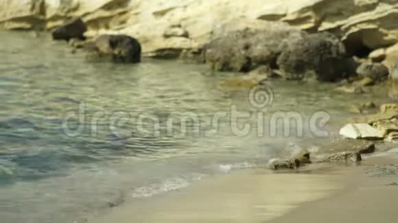 透明海水碧水洗石岸希腊视频的预览图