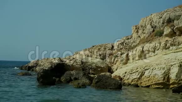 透明海水碧水洗石岸希腊视频的预览图