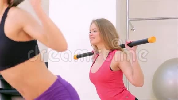 健身健美操与身体酒吧视频的预览图