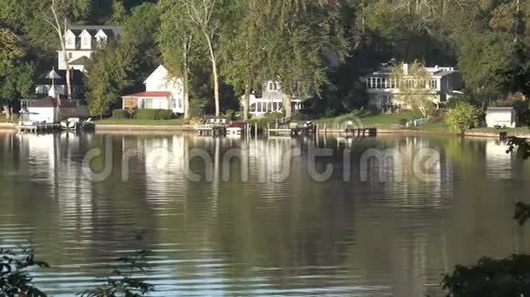 湖上的小屋反映了温暖的夏天的水视频的预览图