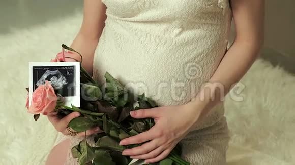 未来快乐的父母看孕期超声照片视频的预览图