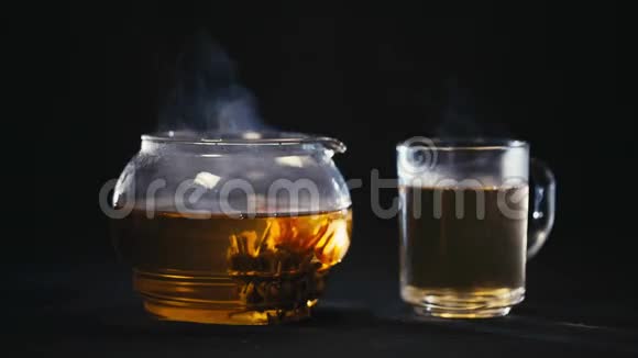 中国绿茶芽开在玻璃茶壶里一杯茶视频的预览图