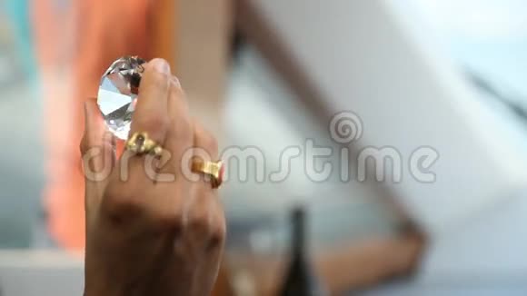 男性手中的钻石水晶视频的预览图