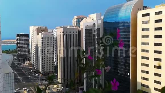 城市里美好的早晨从带有美丽花朵的阳台上放松的景色视频的预览图