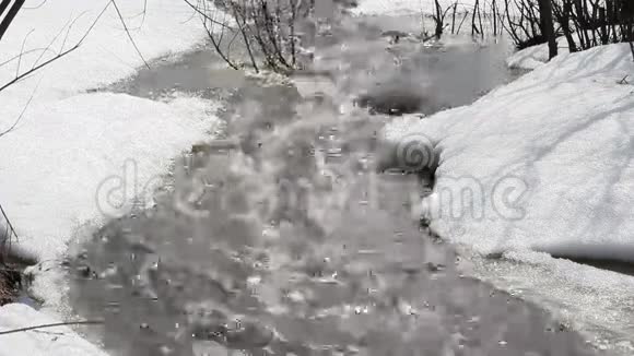 春天融雪在河上四月视频的预览图
