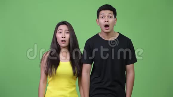 年轻的亚洲夫妇看起来很震惊视频的预览图