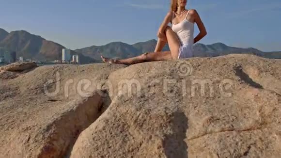 在瑜伽手背上的金发女孩视频的预览图