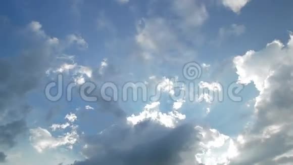 时间流逝的天空与突出的云天空的明亮视频的预览图