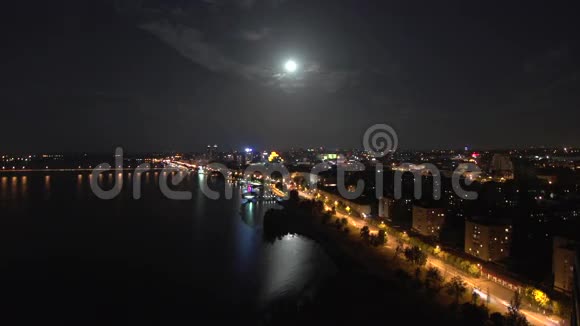 夜晚城市的明亮景色视频的预览图