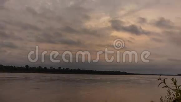 乌云在河上移动视频的预览图
