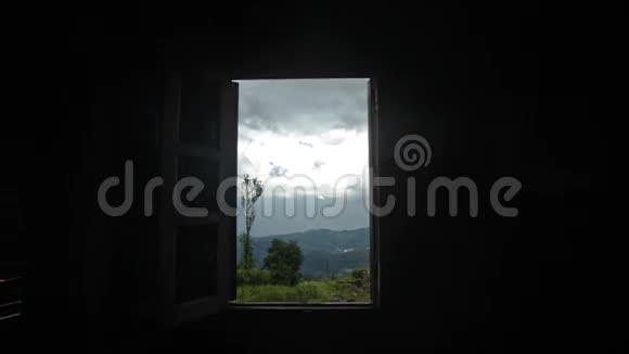 从窗户到房间相机远离景观视频的预览图