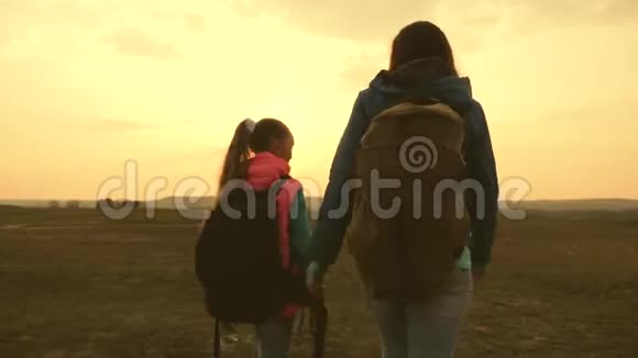母女俩背着背包逆天旅行游客母子去山上日落开心快乐视频的预览图