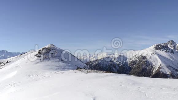在冬季和圣诞节的时候意大利雄伟的高山弧形的雪山和山脊上的全景视频的预览图