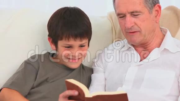 一个可爱的孩子在听他爷爷说话视频的预览图