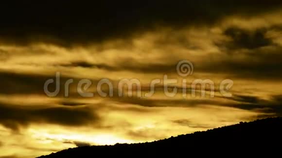 日出之时山上金色的云视频的预览图