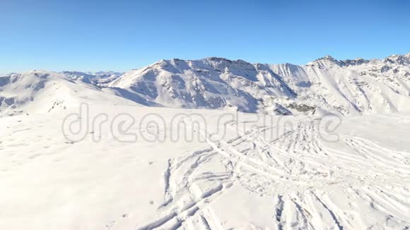 在冬季和圣诞节的时候意大利雄伟的高山弧形的雪山和山脊上的全景视频的预览图