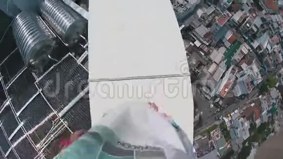 一个人走在高楼大厦的近景边上视频的预览图