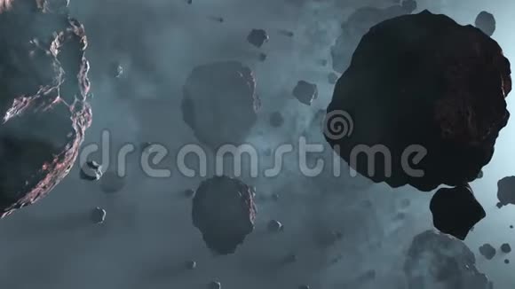 在淡蓝色雾中的许多小行星岩石之间缓慢飞行视频的预览图