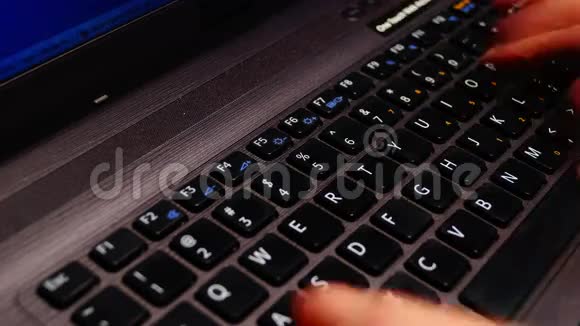 关闭女性手在笔记本电脑键盘上打字平底锅延时4k视频的预览图