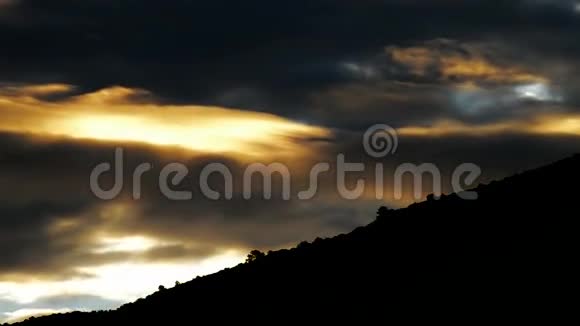 日出之时山上金色的云视频的预览图