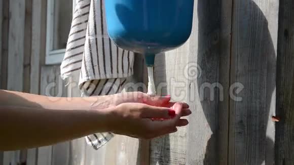 园丁女孩洗手视频的预览图