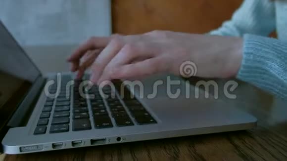 一个女人在键盘上打字的手视频的预览图