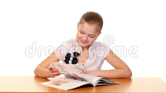 可爱的女学生坐着思考写作视频的预览图