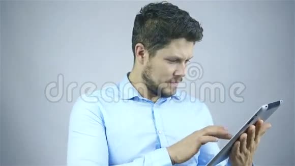 商人使用平板电脑隔离在灰色背景上视频的预览图