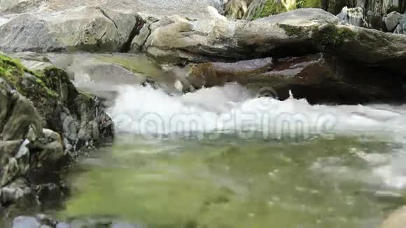 水流泡沫漩涡视频的预览图