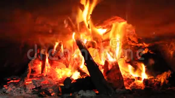 火木在炉子里燃烧火焰和火焰视频的预览图