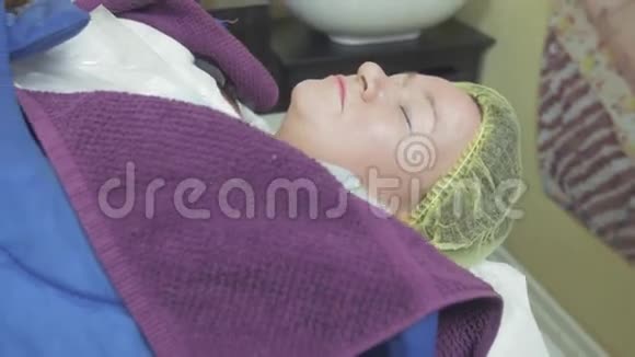 肥胖的成年妇女躺在美容院被热毯覆盖水疗中心视频的预览图