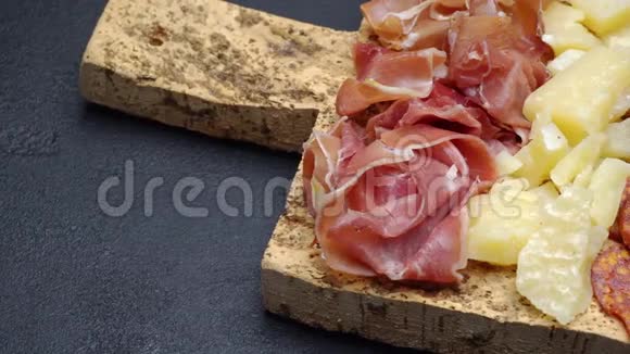 软木木切割板上的切片火腿奶酪和腊肠视频的预览图