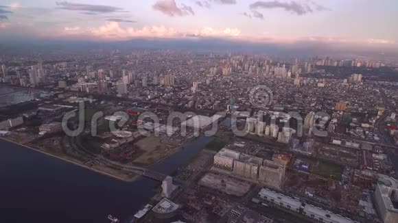 菲律宾马尼拉的城市景观靠近海湾市帕赛有日落灯视频的预览图